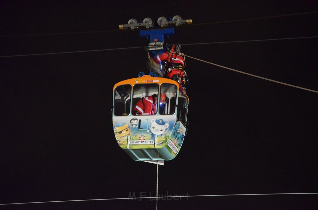 Einsatz BF Hoehenretter Koelner Seilbahn Hoehe Zoobruecke P2533.JPG